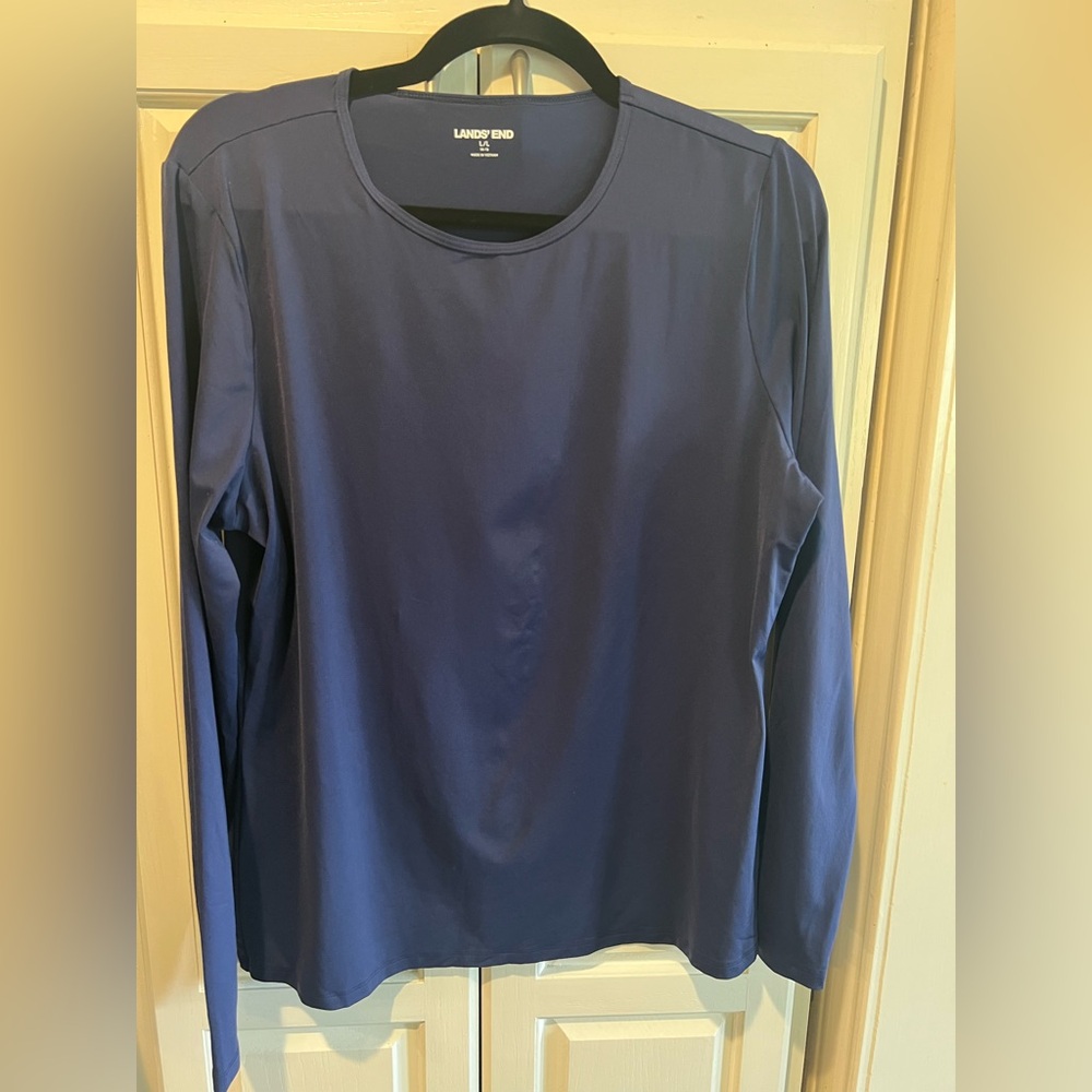 Lands End long sleeve SZ L swim
Top